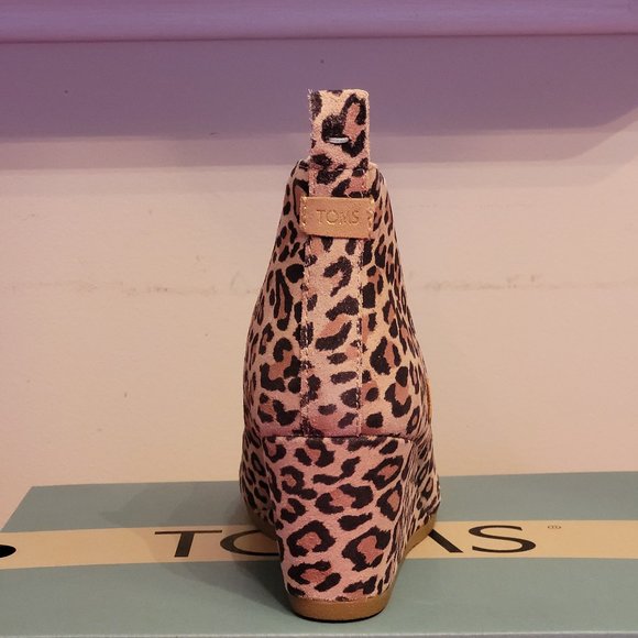 BRAND NEW TOMS, DESERT TAN LEOPARD SUEDE KELSY BOOTIES, 7.5!!! - Picture 3 of 9